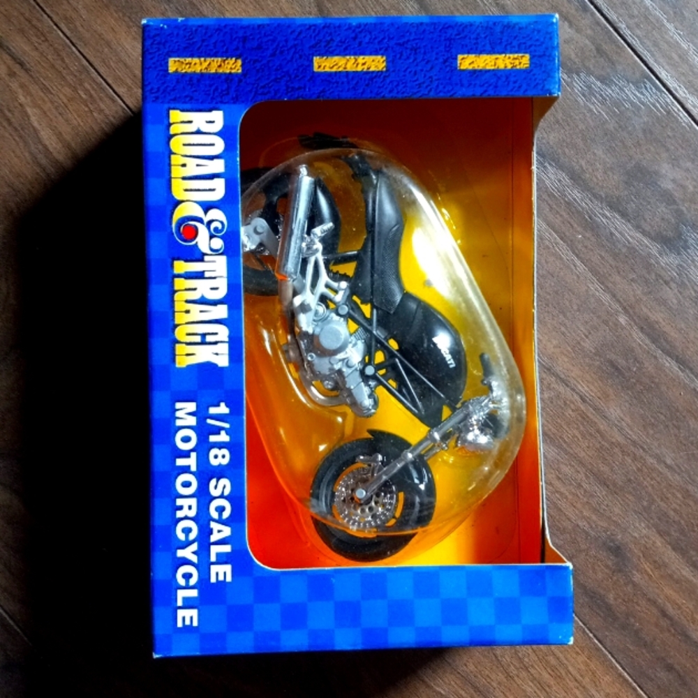 DUCATI Motorcycle NEW  Road & Track Ducati 1:18 Scale DiecasT Motorcycle